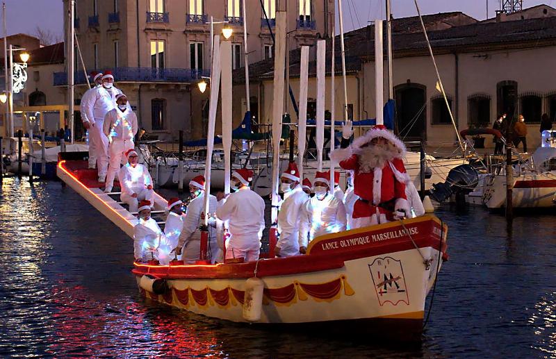 Des familles et amis français partageant une Galette des Rois dans une ambiance conviviale, décorée pour les fêtes de janvier